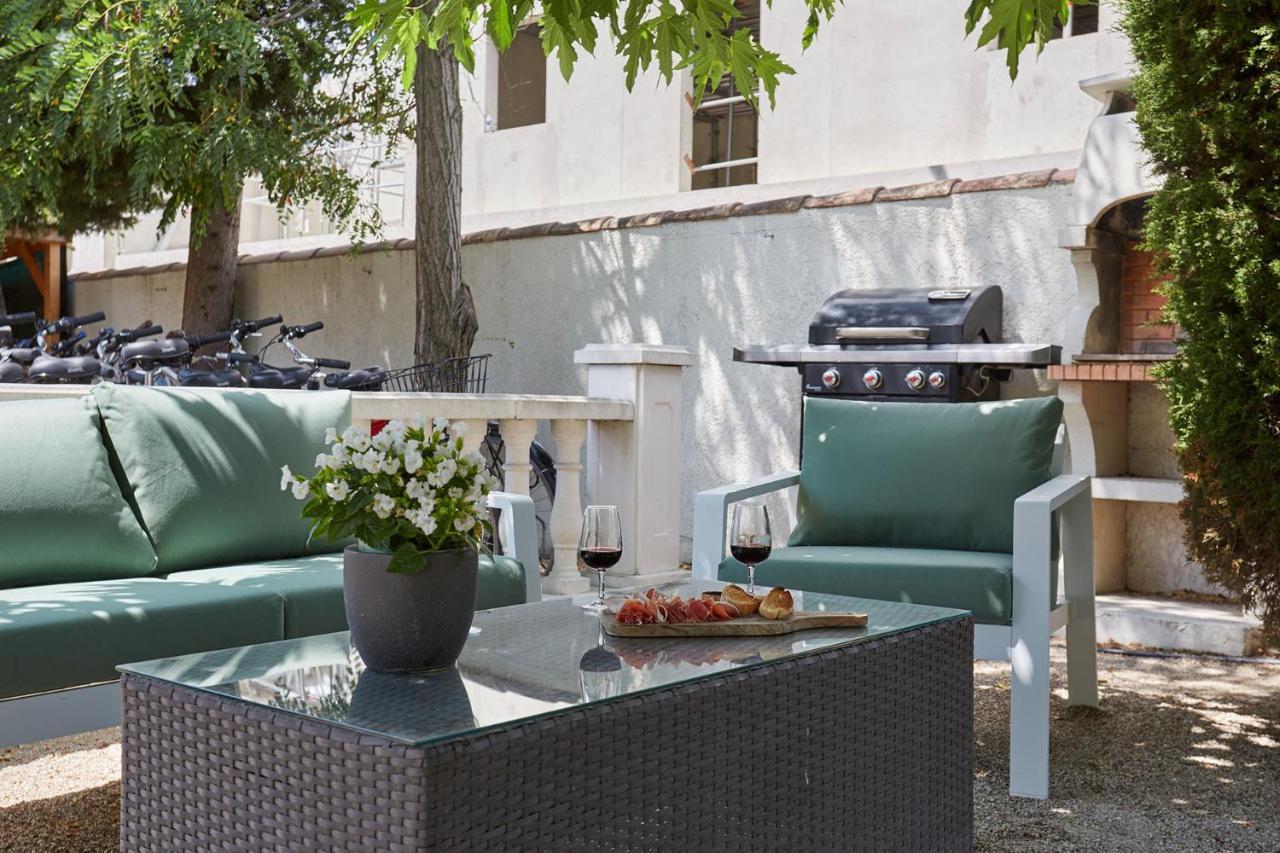 Logis Hotel Le Rodin Arles Eksteriør billede